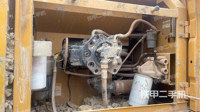 液压泵舱室正面整体（整机外观）