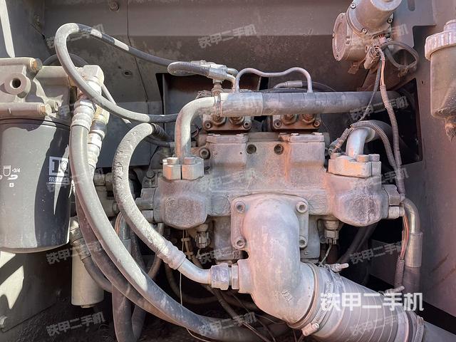 液压泵舱室正面整体（整机外观）