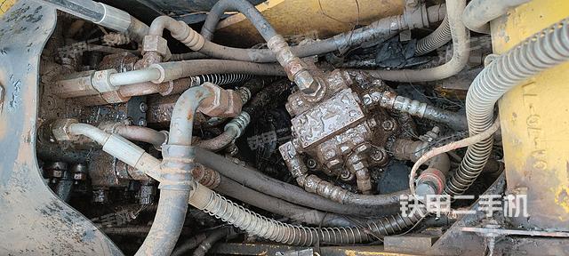 回转马达和主控阀（整机外观）