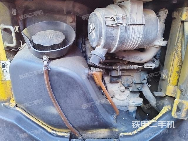 液压泵舱室正面整体（整机外观）