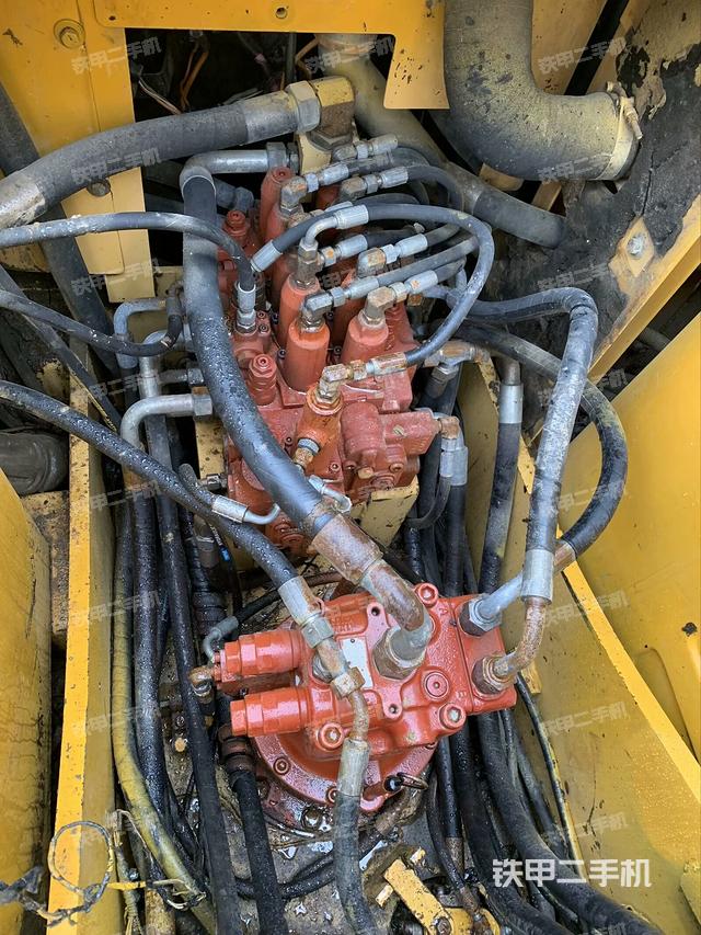 回转马达和主控阀（整机外观）