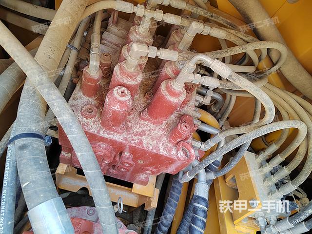 回转马达和主控阀（整机外观）