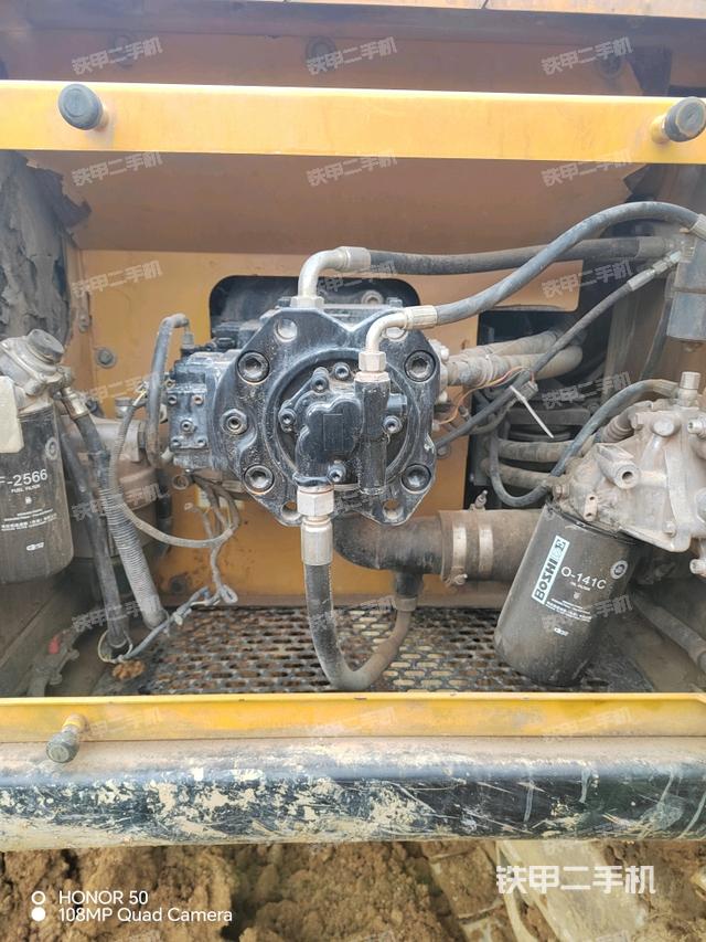 液压泵舱室正面整体（整机外观）