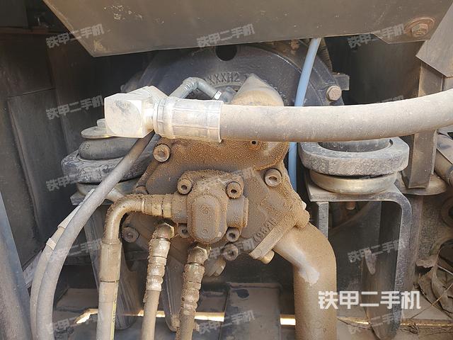 液压泵舱室正面整体（整机外观）