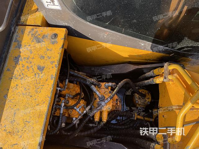 回转马达和主控阀（整机外观）