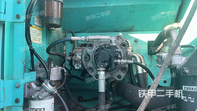 液压泵舱室正面整体（整机外观）