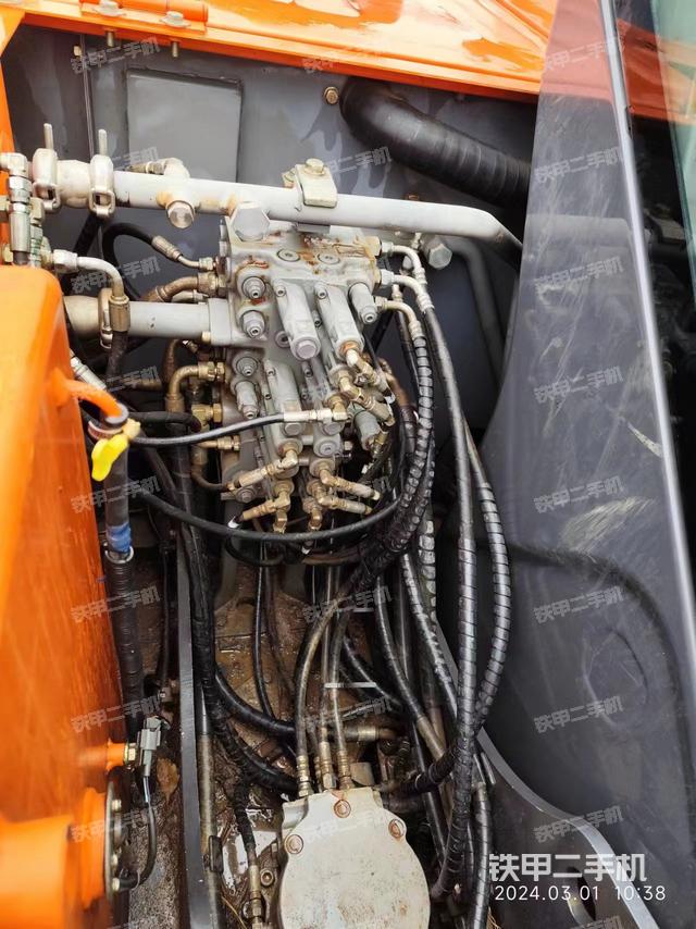 回转马达和主控阀（整机外观）