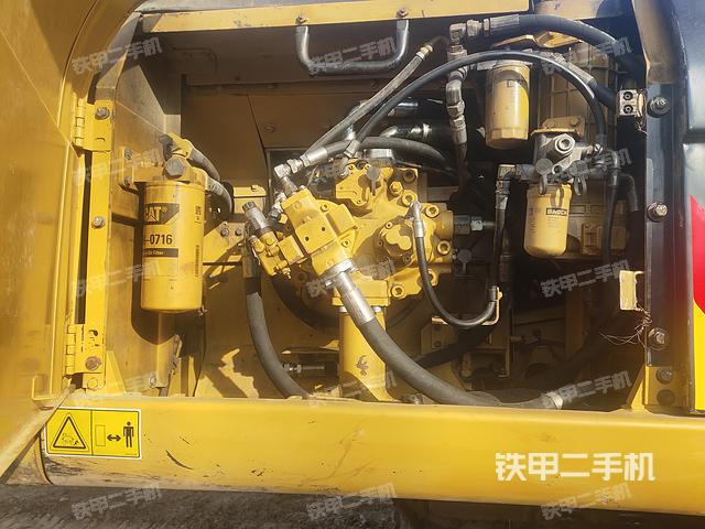 液压泵舱室正面整体（整机外观）