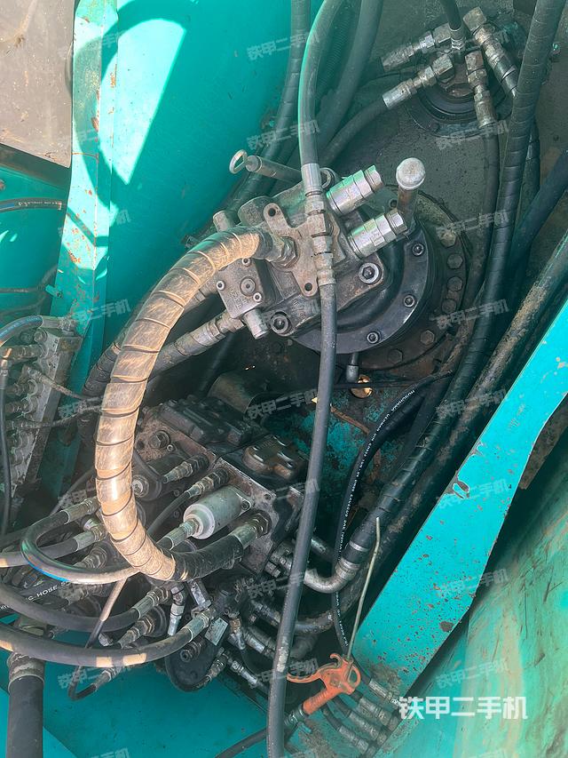 回转马达和主控阀（整机外观）