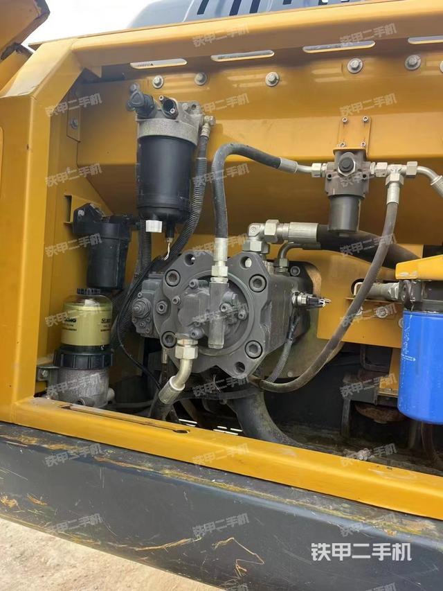 液压泵舱室正面整体（整机外观）