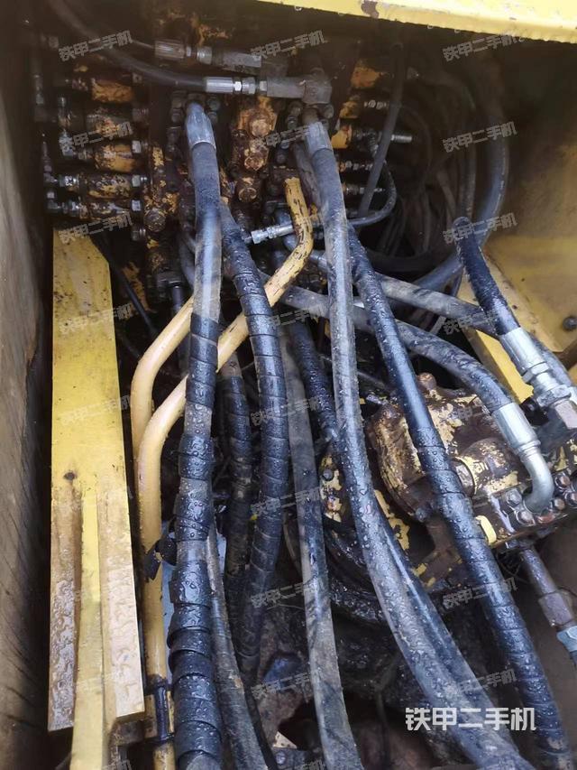 回转马达和主控阀（整机外观）