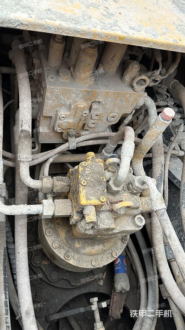 回转马达和主控阀（整机外观）