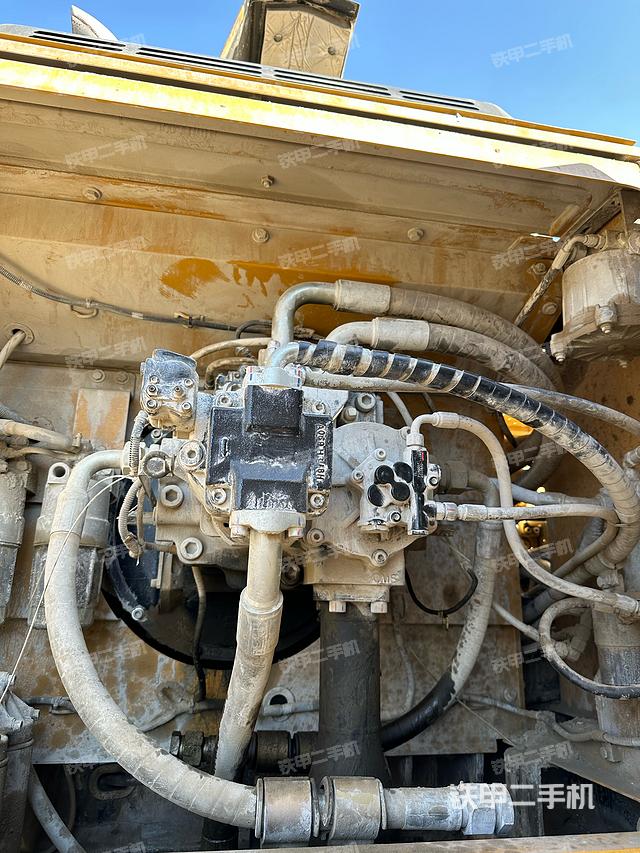 液压泵舱室正面整体（整机外观）