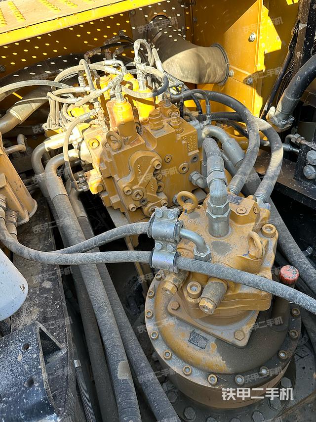 回转马达和主控阀（整机外观）