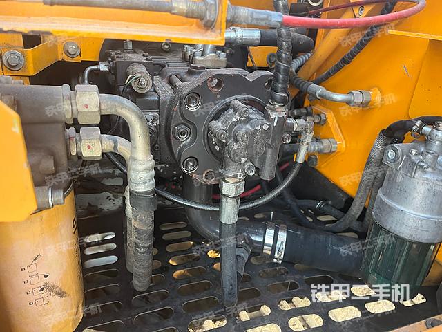 液压泵舱室正面整体（整机外观）