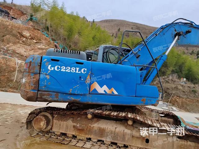 回转马达和主控阀（整机外观）