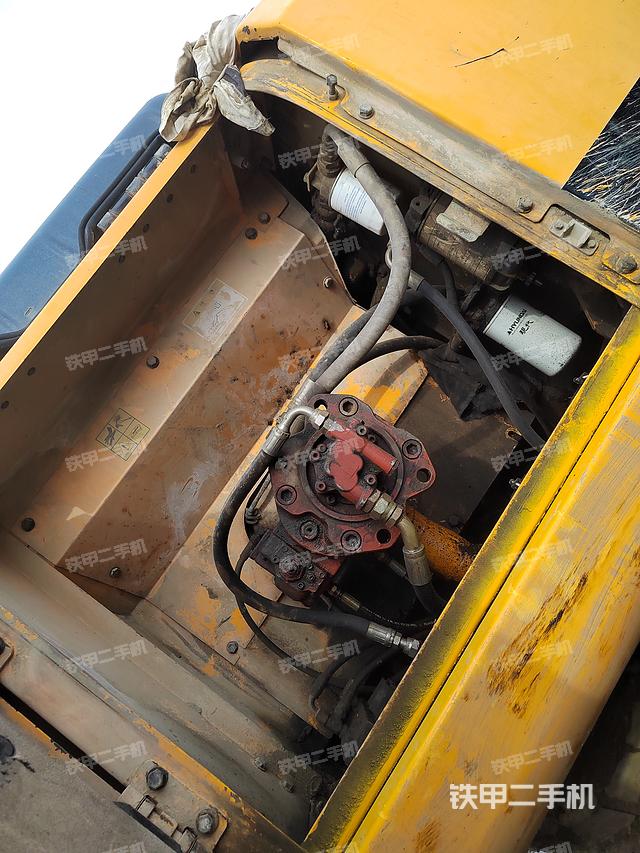 液压泵舱室正面整体（整机外观）