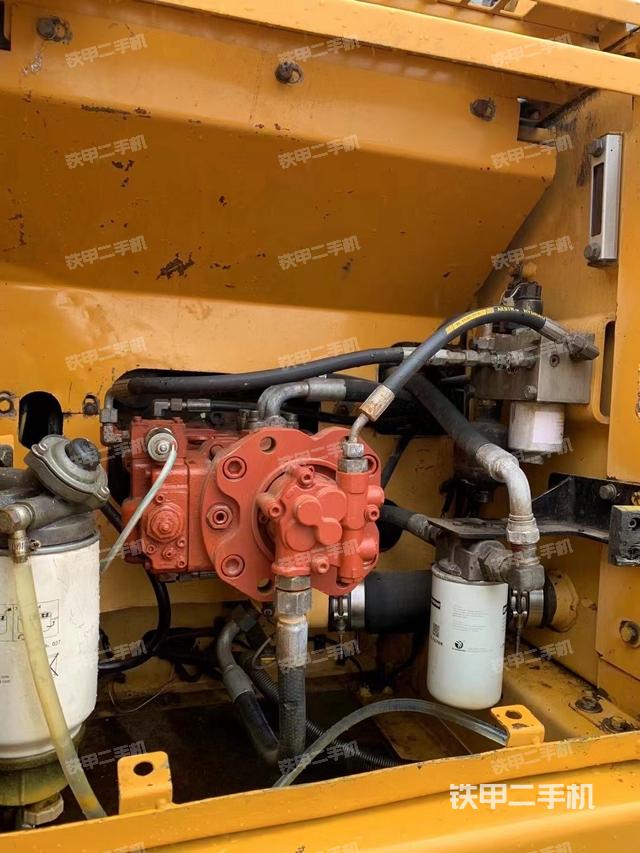 液压泵舱室正面整体（整机外观）