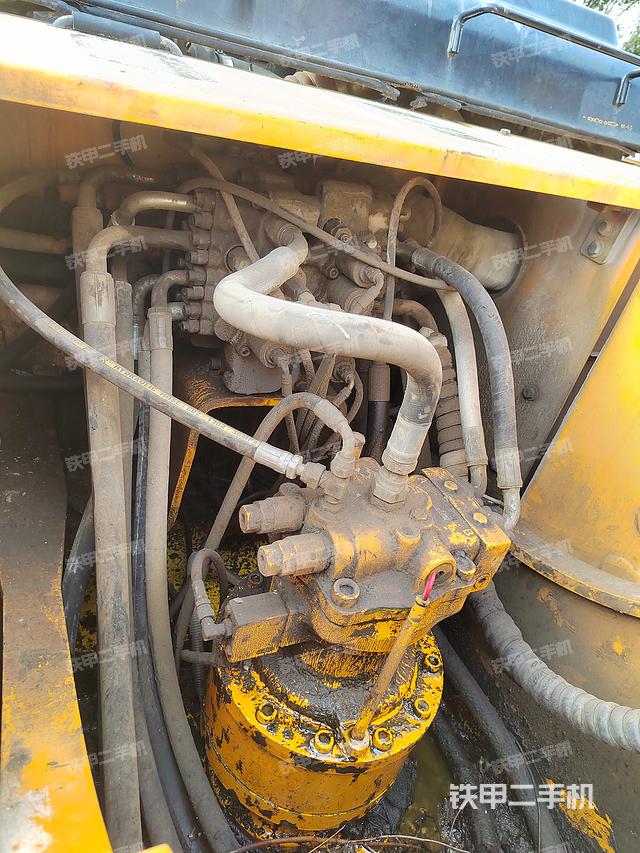 回转马达和主控阀（整机外观）