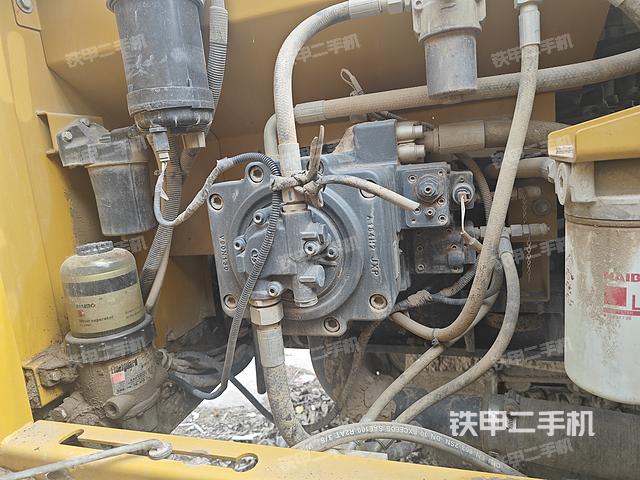 液压泵舱室正面整体（整机外观）