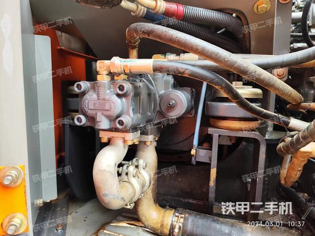 液压泵舱室正面整体（整机外观）