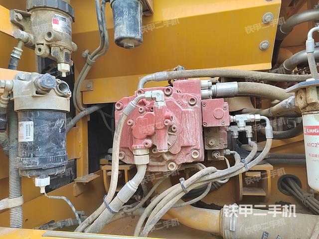 液压泵舱室正面整体（整机外观）