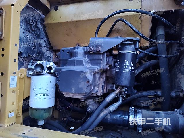 液压泵舱室正面整体（整机外观）