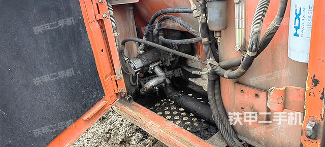 液压泵舱室正面整体（整机外观）