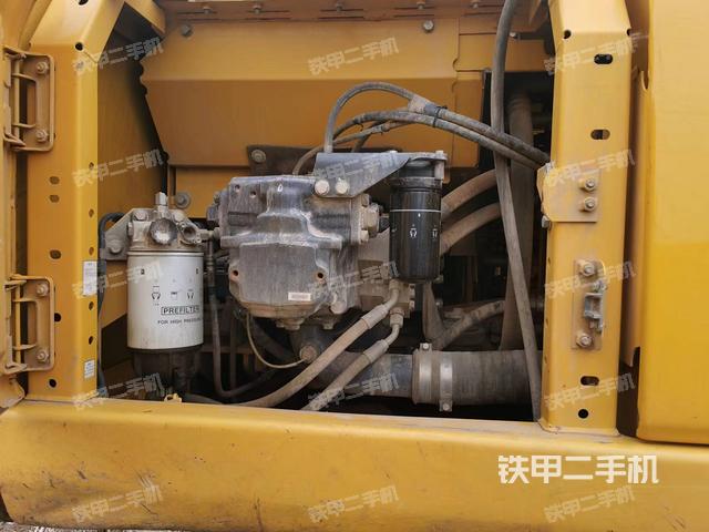 液壓泵艙室正面整體（整機外觀）