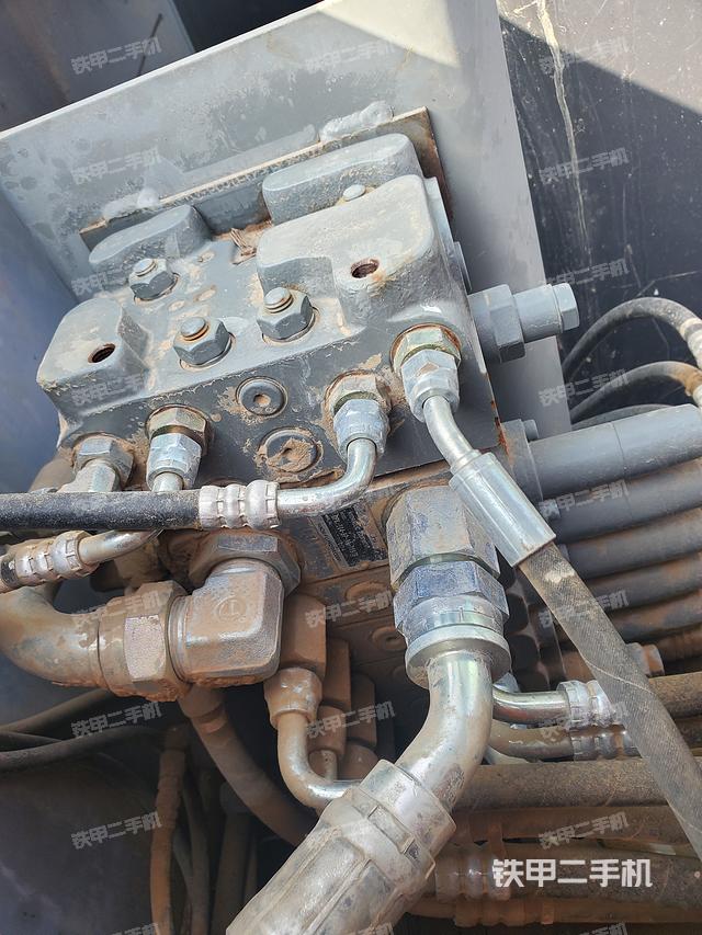 回转马达和主控阀（整机外观）