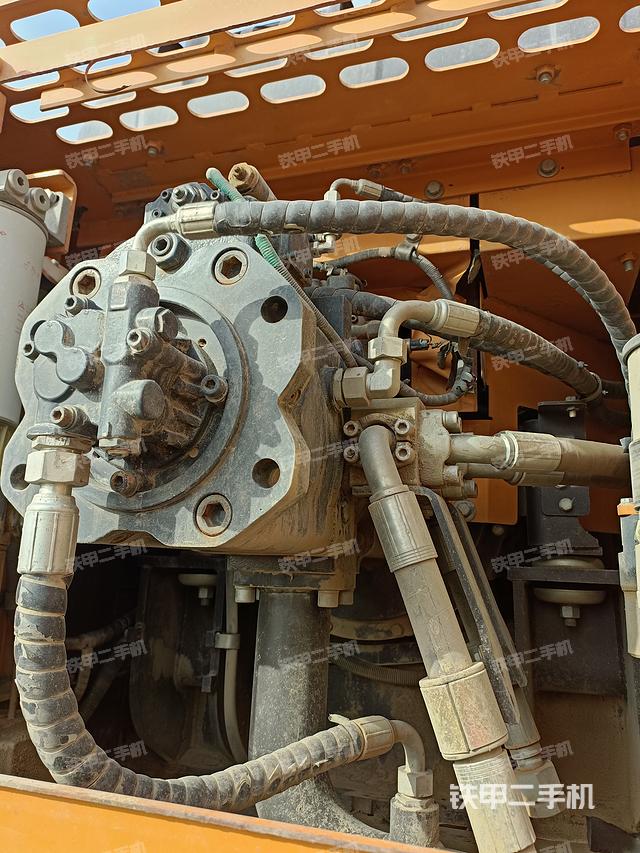 液压泵舱室正面整体（整机外观）