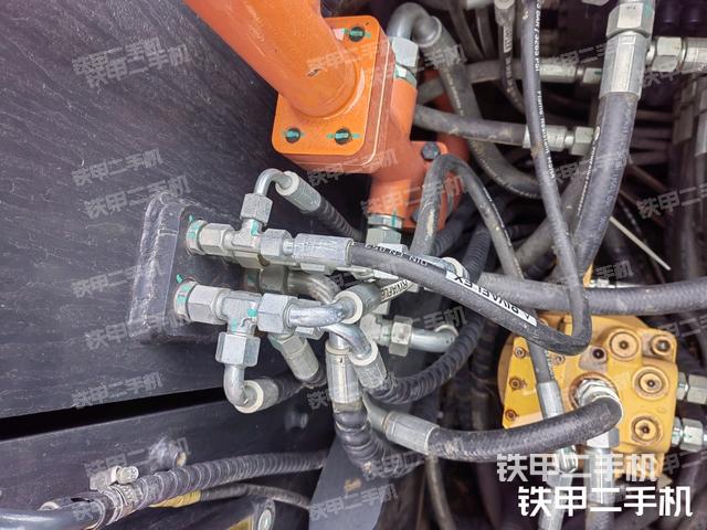 回转马达和主控阀（整机外观）