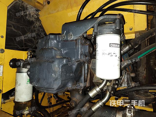 液压泵舱室正面整体（整机外观）