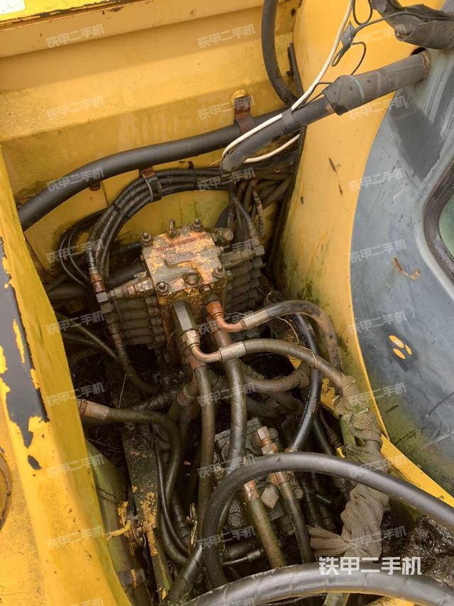 回转马达和主控阀（整机外观）