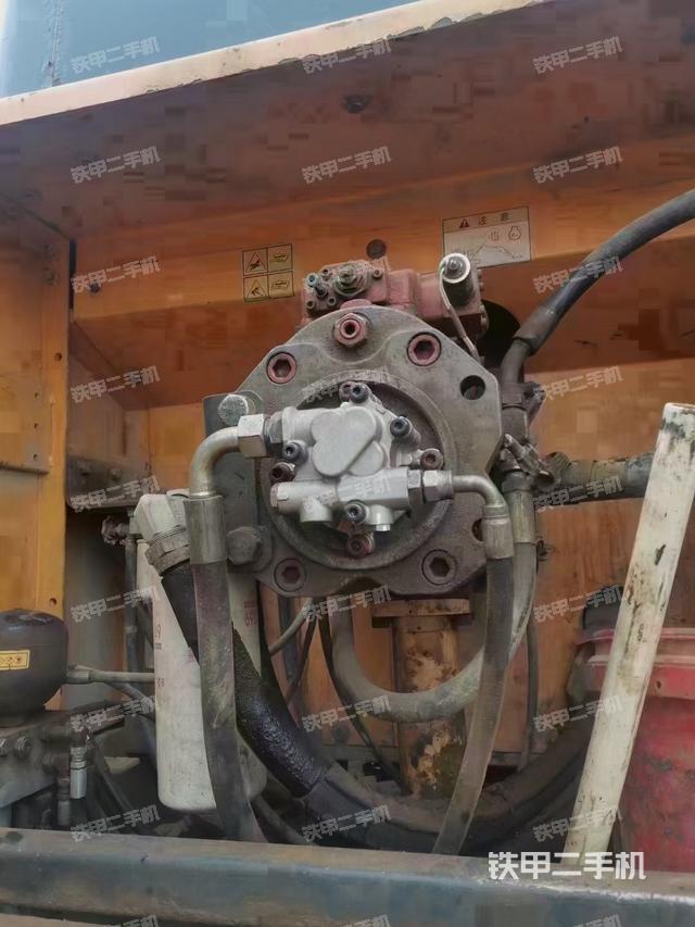 液压泵舱室正面整体（整机外观）