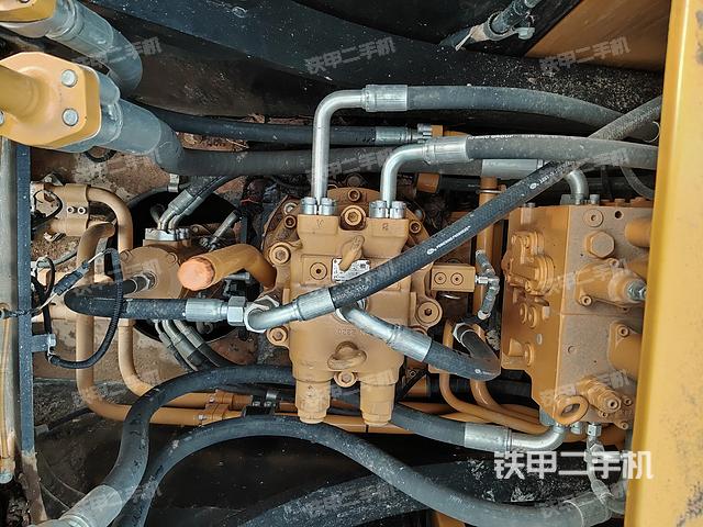 回转马达和主控阀（整机外观）