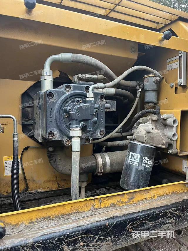 液压泵舱室正面整体（整机外观）