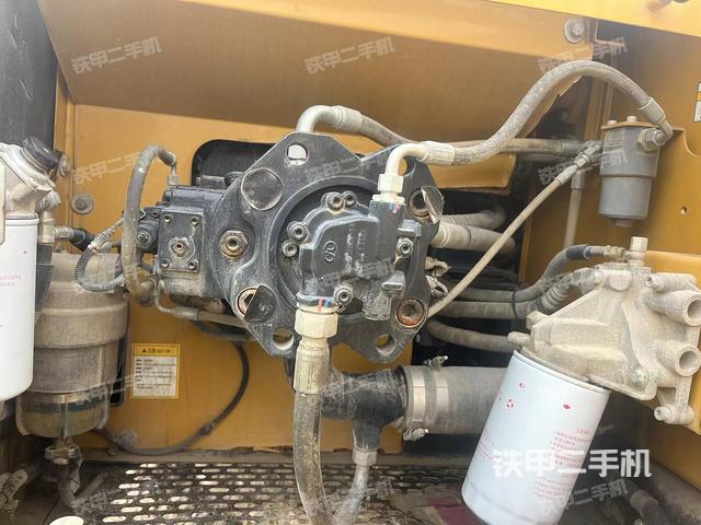 液压泵舱室正面整体（整机外观）