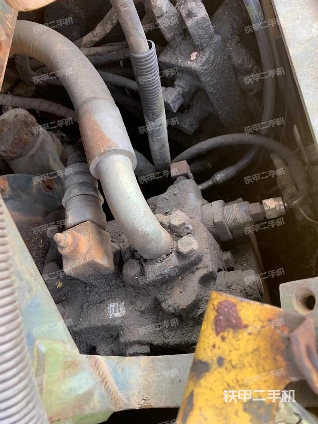 液压泵舱室正面整体（整机外观）