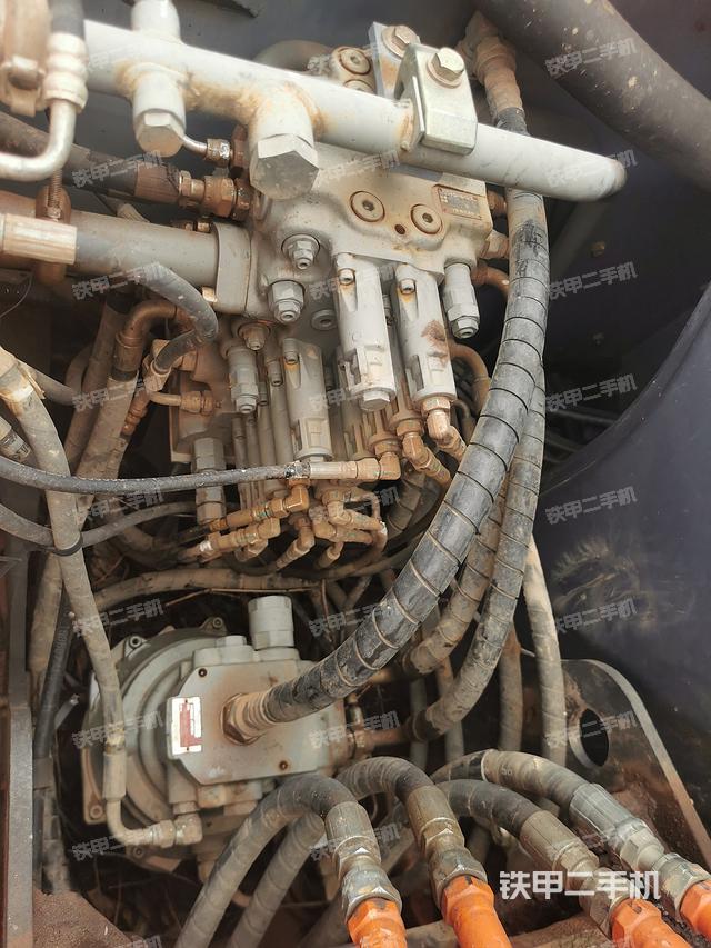 回转马达和主控阀（整机外观）