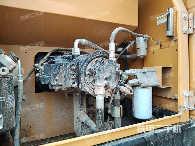 液压泵舱室正面整体（整机外观）