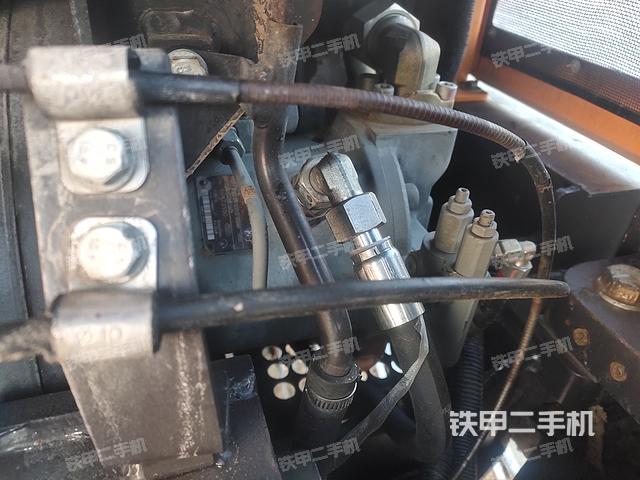 液压泵舱室正面整体（整机外观）