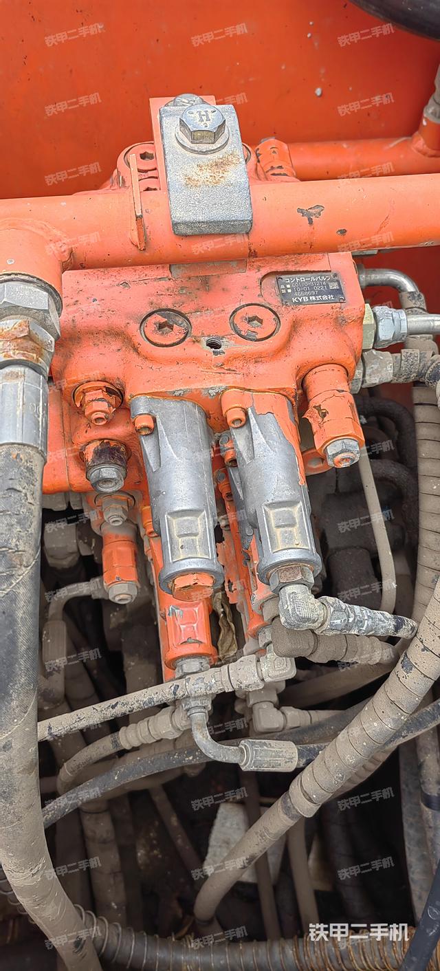 回转马达和主控阀（整机外观）