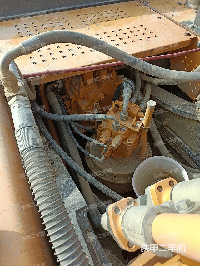 回转马达和主控阀（整机外观）