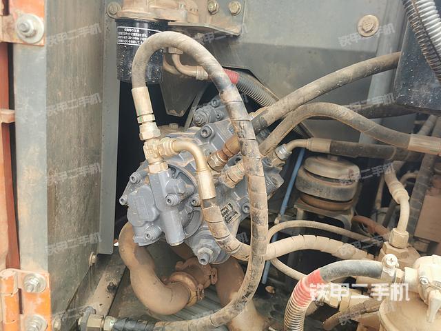 液压泵舱室正面整体（整机外观）