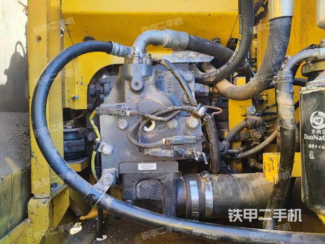 液压泵舱室正面整体（整机外观）