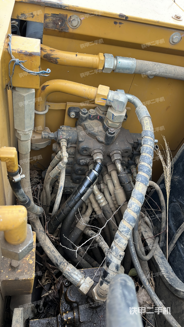 回转马达和主控阀（整机外观）