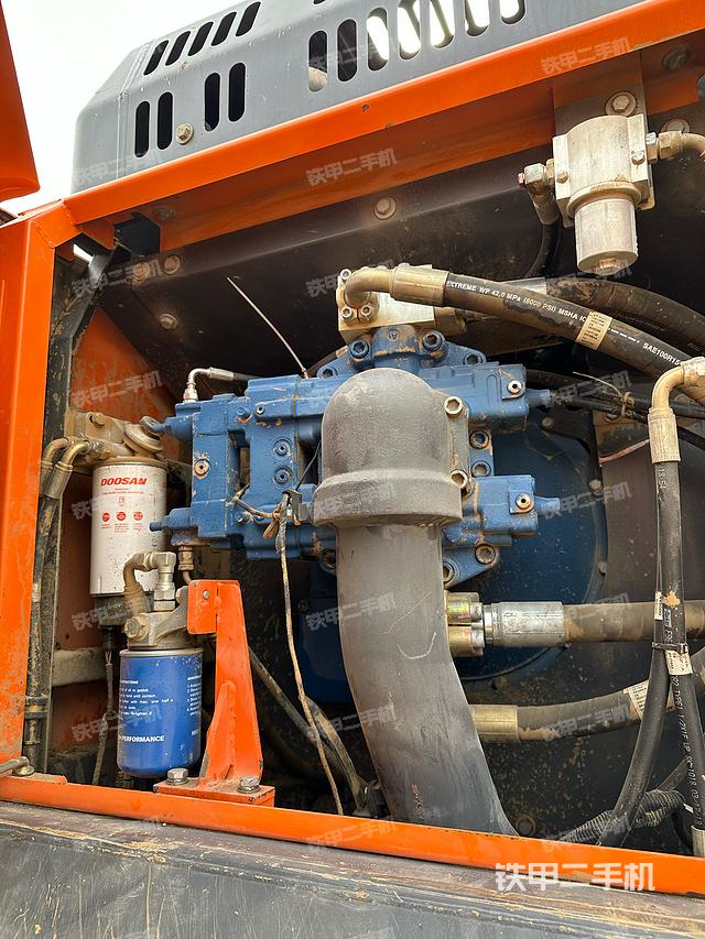 液压泵舱室正面整体（整机外观）