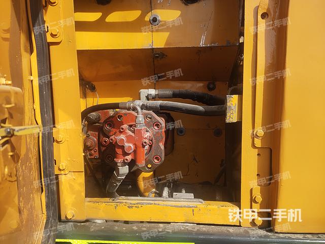 液压泵舱室正面整体（整机外观）