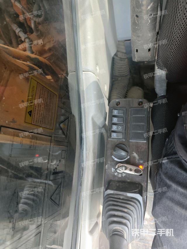 座椅右侧控制台/钥匙门/油门/含右手柄（驾驶室部分）